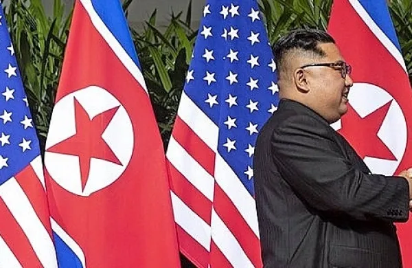 Kim Jong Un je ostro kritiziral odziv pristojnih na pandemijo in 
ukazal vojski, naj pomaga pri razdeljevanju zdravil. 