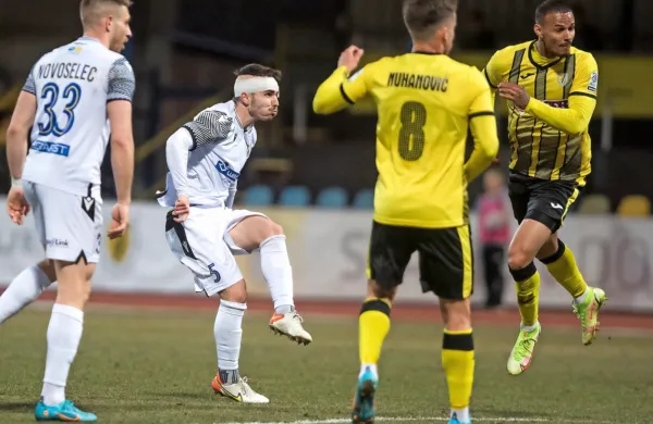 Zadnji dve tekmi med Koprom (v beli opremi) in Radomljami sta se končali s tesnima zmagama Kopra (1:0 
in 3:2). 