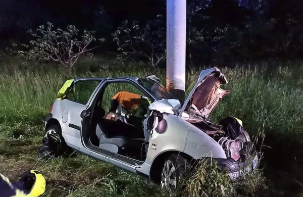 Z avtom bočno v betonski steber