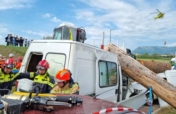 Med reševanjem iz zverižene pločevine so helikopterji odvažali 
ponesrečence. 