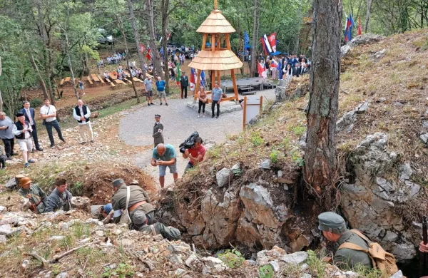 Spominski park prve svetovne vojne obiskovalce popelje v vojaške   
jarke, kaverne in bunker, osrednja atrakcija pa je lesena slovaška 
zvonica.  