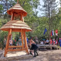 Padlim vojakom so se poklonili  s položitvijo venca pred slovaško zvonico, ki je izdelana iz posebnega 
lesa.  