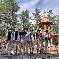 Sprehod med jarki, bunkerji in kavernami v Vini&scaron;čah