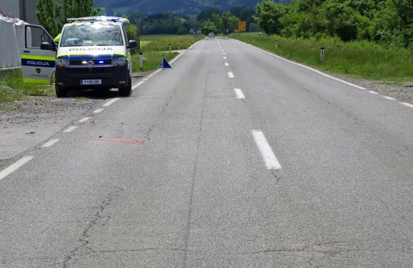 Motorist   je    pri  strelišču  Mlake   prehiteval   avto,   s  katerim  je  voznik   zavijal  levo,  in  trčil v  levi  bok  vozila.  V nesreči  se  je  hudo  poškodoval.  