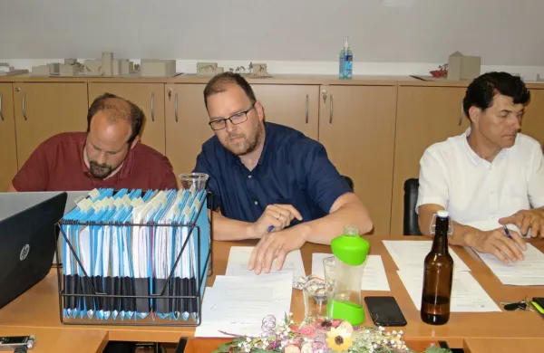 Župan Gašper Uršič (ob njem levo podžupan Domen Uršič in 
direktor občinske uprave Oton Lahajnar) je s skladovnico projektov utišal svetnike, ki so po triinpolletnem zaviranju občine 
tožili nad pomanjkanjem naložb.