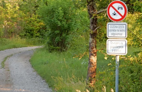 Nekateri    vozniki     kros  motorjev   in     štirikolesnikov  se   ne  zmenijo  za 
prometne znake,  ki  prepovedujejo   vožnjo  v naravnem   okolju.    