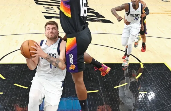 Luka Dončić (z žogo) je praviloma našel pot do koša na sedmi 
tekmi v Phoenixu.