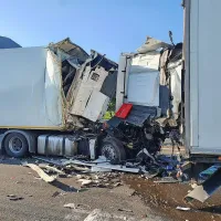 Na avtocesti trčenje dveh tovornjakov in avtomobila