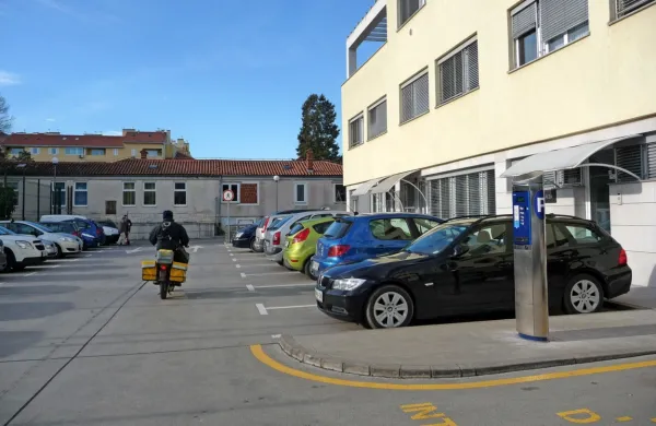 Vhod v ambulanto klinične psihologinje bo z zadnje strani 
zdravstvenega doma.