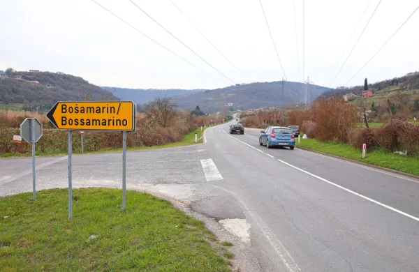 



Pri odcepu za Bošamarin naj bi se nova cesta “priključila” na staro cesto, ki vodi proti Šmarjam in Dragonji, nakar bi deloma prešla še v predor.

