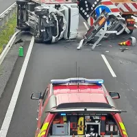   V  nesreči,  ki jo  je  povzročil  voznik  manjšega  tovornega  vozila,  je  
nastalo  za  približno   15.000 evrov  škode.  