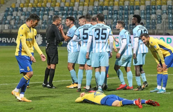 Slavko Vinčić (v črnem) bo nocoj delil sodniško pravico v finalnem 
obračunu evropske lige.  