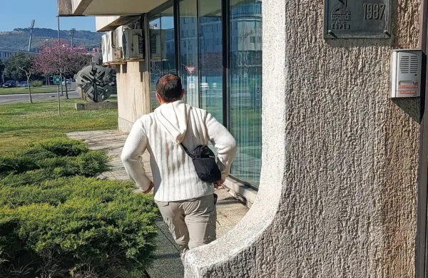 Borut  Banfi  se  je  po  nedavni seji  višjih  sodnikov  izognil   fotoaparatom.  
