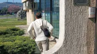 Borut  Banfi  se  je  po  nedavni seji  višjih  sodnikov  izognil   fotoaparatom.  
