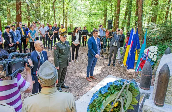 Spomin na mlade vojake, ki je žal &scaron;e kako aktualen