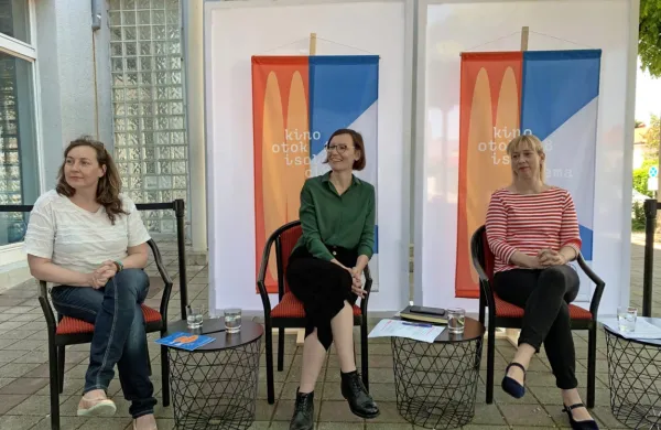 Z leve proti desni: direktorica Zavoda Otok Lorena Pavlič, direktorica festivala Kino Otok Tanja Hladnik in programska selektorica Varja Močnik 