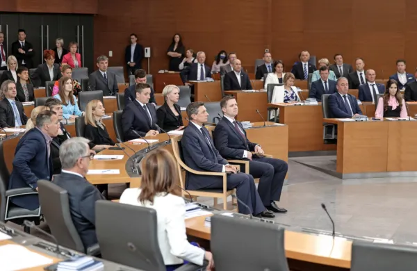 Poslanska skupina SDS je v sredo v parlamentarni postopek 
vložila predloga sprememb zakonov o zdravstvenem varstvu in 
zdravstvenem zavarovanju ter o zdravstveni dejavnosti.
