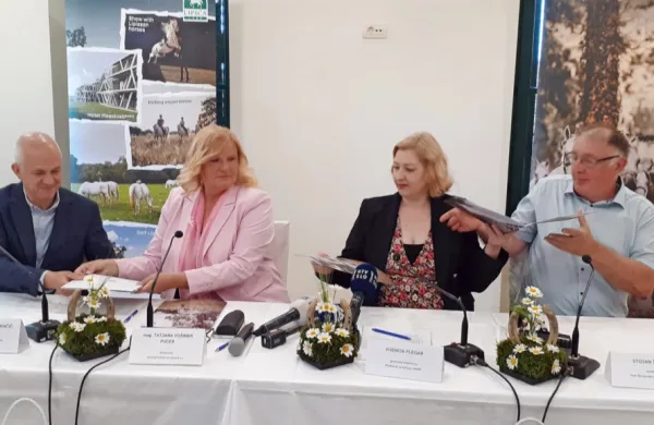 Zavezo o sodelovanju so v Lipici obnovili (z leve) Janko Boštjančič, 
Tatjana Vošinek Pucer in Stojan Ščuka. Ob njem je kot gostja o 
domačem turizmu spregovorila Ksenija Flegar. 