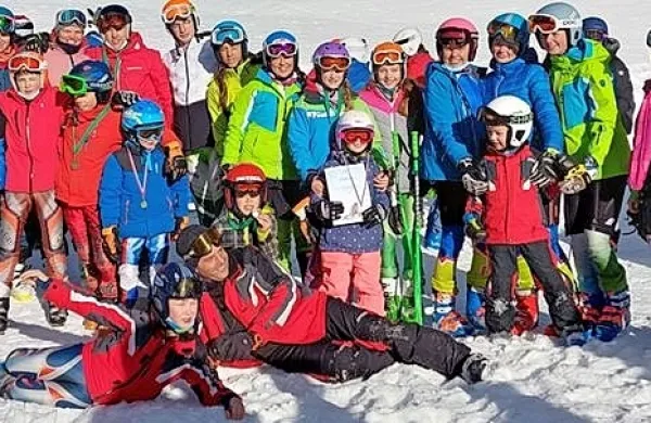 Za tekmovalci Smučarskega kluba Javornik je uspešna sezona.