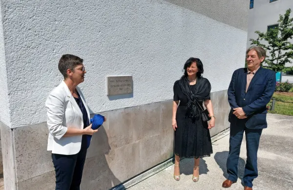 Temeljni kamen (ploščo na zidu) so odkrili direktorica SNG Nova 
Gorica Mirjam Drnovšček, podžupanja Damjana Pavlica in minister 
Vasko Simoniti. 