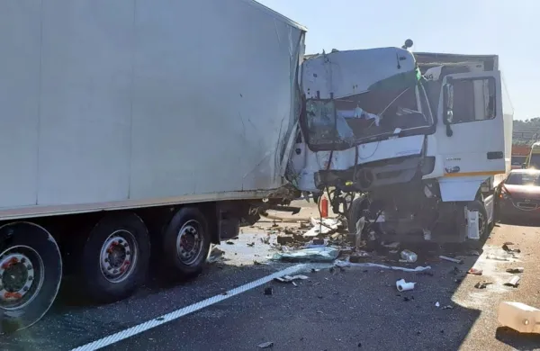 Ko  je naletel na oviro, se  ji  je  voznik  poskušal  izogniti  z  manevrov  
v levo,  a  je takrat  stisnil  ob  ograjo še  avto, ki je peljal  po 
prehitevalnem pasu.  