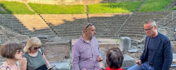 V sredini vodja “vohunskega” filmskega sprehoda Gianluca Guerra, v ozadju rimsko gledališče, ki se pojavi tudi v Diplomatskem kurirju.