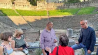 V sredini vodja “vohunskega” filmskega sprehoda Gianluca Guerra, v ozadju rimsko gledališče, ki se pojavi tudi v Diplomatskem kurirju.