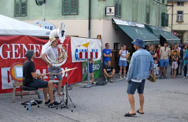 Cerkljansko poulično publiko je razgrel primorski trio  Pantaloons.
