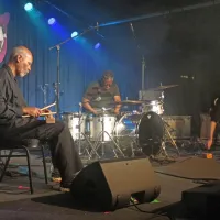 Ameriški trio Brandona Seabruka s Cooper Moorom (desno) na 
precej glasnem, a le enostrunskem inštrumentu diddley-bow.