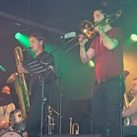 Vseh devet skupin na glavnem odru Jazz Cerkno je premierno 
predstavljalo albume. Na fotografiji slovensko italijanski bend 
There be Monsters z novim, četrtim albumom Rubikon.
