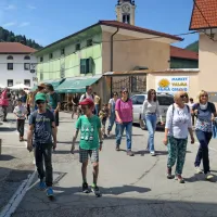 Organizatorji so publiko prvič povabili na jazzohod in dočakali 
množico udeležencev. V Trebenčah jih je “čakal” koncert Boštjana 
Gombača.