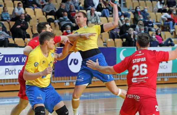 Koprčane (v rumenih dresih) drevi čaka še zadnja domača tekma 
v letošnji sezoni. 