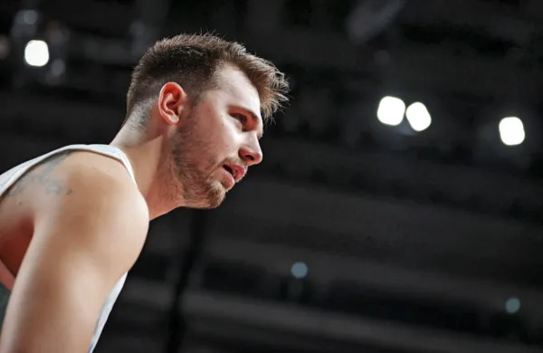Za slovenskim zvezdnikom Luko Dončićem je nova bleščeča 
predstava v severnoameriški košarkarski ligi NBA.