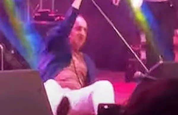 Znani dalmatinski pevec Mladen Grdović je na Prazniku refoška 
očitno pregloboko pogledal v kozarec.