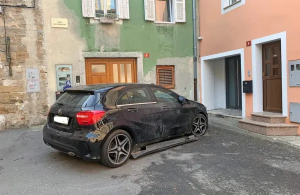 Po prvih informacijah sta pod črnim mercedesom v Župančičevi 
ulici počili močnejši pirotehnični sredstvi.