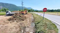 Izvajalec je začel pripravljalna dela za prvo betonsko krožišče v državi, v začetku junija se obetajo prve zapore. 