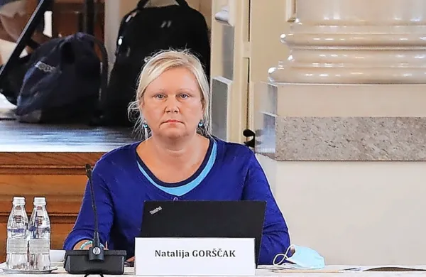 Natalija Gorščak je proti delitvi televizijskega informativnega 
programa na dve enoti, kar predvideva predlog statutarnih 
sprememb. 
