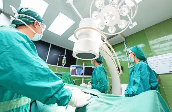Že leta se mladi zdravniki  v največji meri odločajo za specializacije 
s področja kirurških strok, najmanj pa za družinsko medicino in 
pediatrijo. 