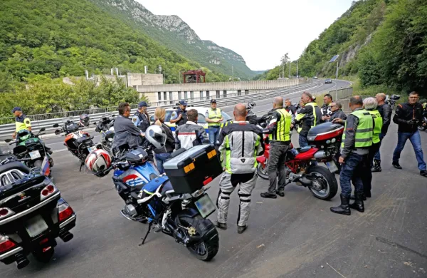 Na   solkanski   informacijski  točki  se   je   v  dveh  dneh   ustavilo najmanj  
sto  motoristov.