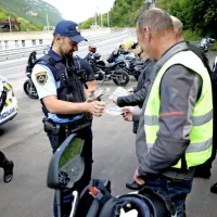 Tuje  in  domače  motoriste  so   oborožili   s  številnimi  preventivnimi  
nasveti  za  varno  vožnjo. 