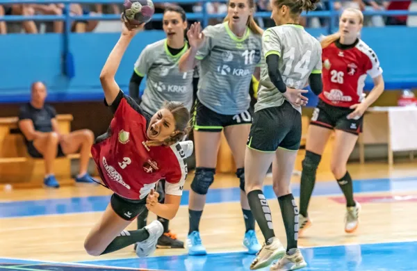 Urša Zelnik (z žogo) je vseh pet golov proti Krki  dosegla v drugem 
polčasu.