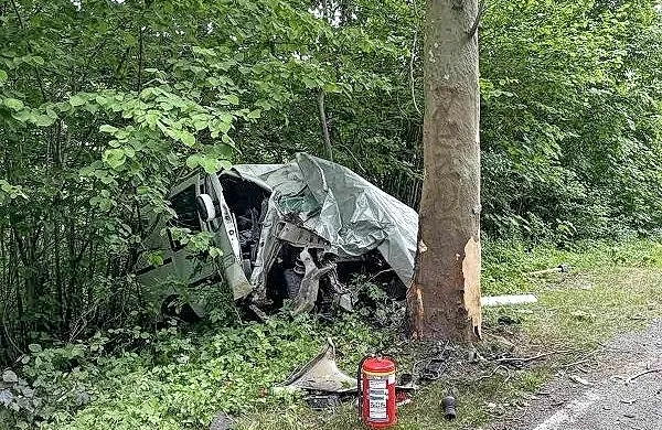 Na cesti   od Senožeč   proti   Lažam se je    danes popoldne   zgodila 
tragična nesreča,  v   kateri je umrl 34-letni    domačin. 