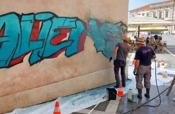 Odstranjujejo grafit na Benečanki