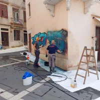 Odstranjujejo grafit na Benečanki