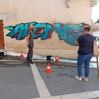 Odstranjujejo grafit na Benečanki