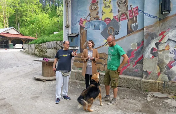 Organizator glasbenih dogodkov Boštjan Peternel (levo) je pridobil  Nežo Pavšič in Matica Strausa za oživitev in nadaljevanje 
nekdaj živahnega glasbeno alternativnega dogajanja v Idriji. 