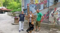 Organizator glasbenih dogodkov Boštjan Peternel (levo) je pridobil  Nežo Pavšič in Matica Strausa za oživitev in nadaljevanje 
nekdaj živahnega glasbeno alternativnega dogajanja v Idriji. 