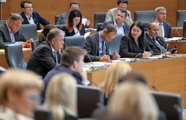 S sprejetim razrezom se niso strinjali v poslanski skupini SDS, ki 
zato pred sredino izredno sejo DZ ne bodo predlagali svojih 
kandidatov za ta mesta.