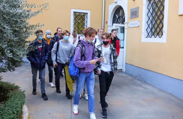 Osnovno šolo letos končuje 19.881 devetošolcev, kar je 690 več kot 
lani.