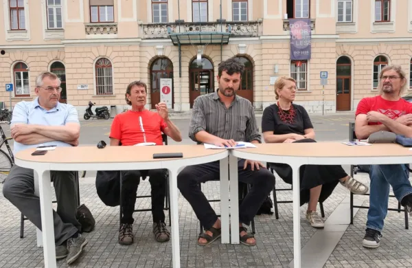 Na Trgu Evrope  so glasove združili (z leve)  Borut Bašin (Hiša kulture Šmartno in  Brda Contemporary Music - BCM), Zlatko Kaučič (BCM), Tadej Stolič 
(Glasbe sveta, Ubrane note, Pretočnice, KUD Morgan),  Kaja Širok (GO! 2025) in Janez Leban (Sajeta Art&Music Festival, Zveza Mink Tolmin).